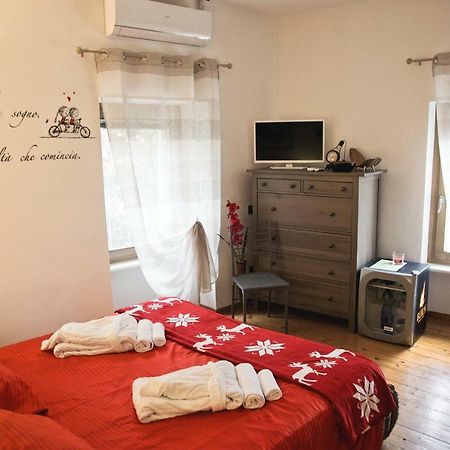 Bed and Breakfast Casale Del Sole Garda Монцамбано Экстерьер фото